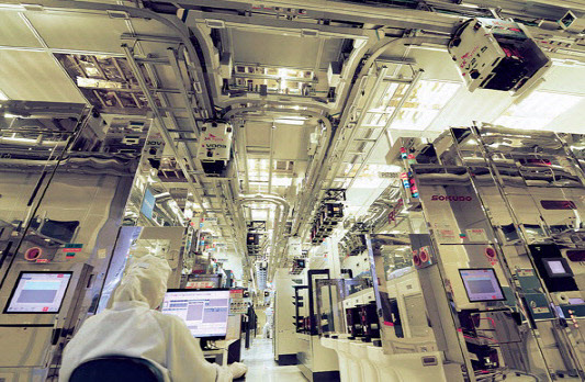 SK하이닉스의 경기도 이천 반도체 생산공장 내부 모습.  SK하이닉스 제공